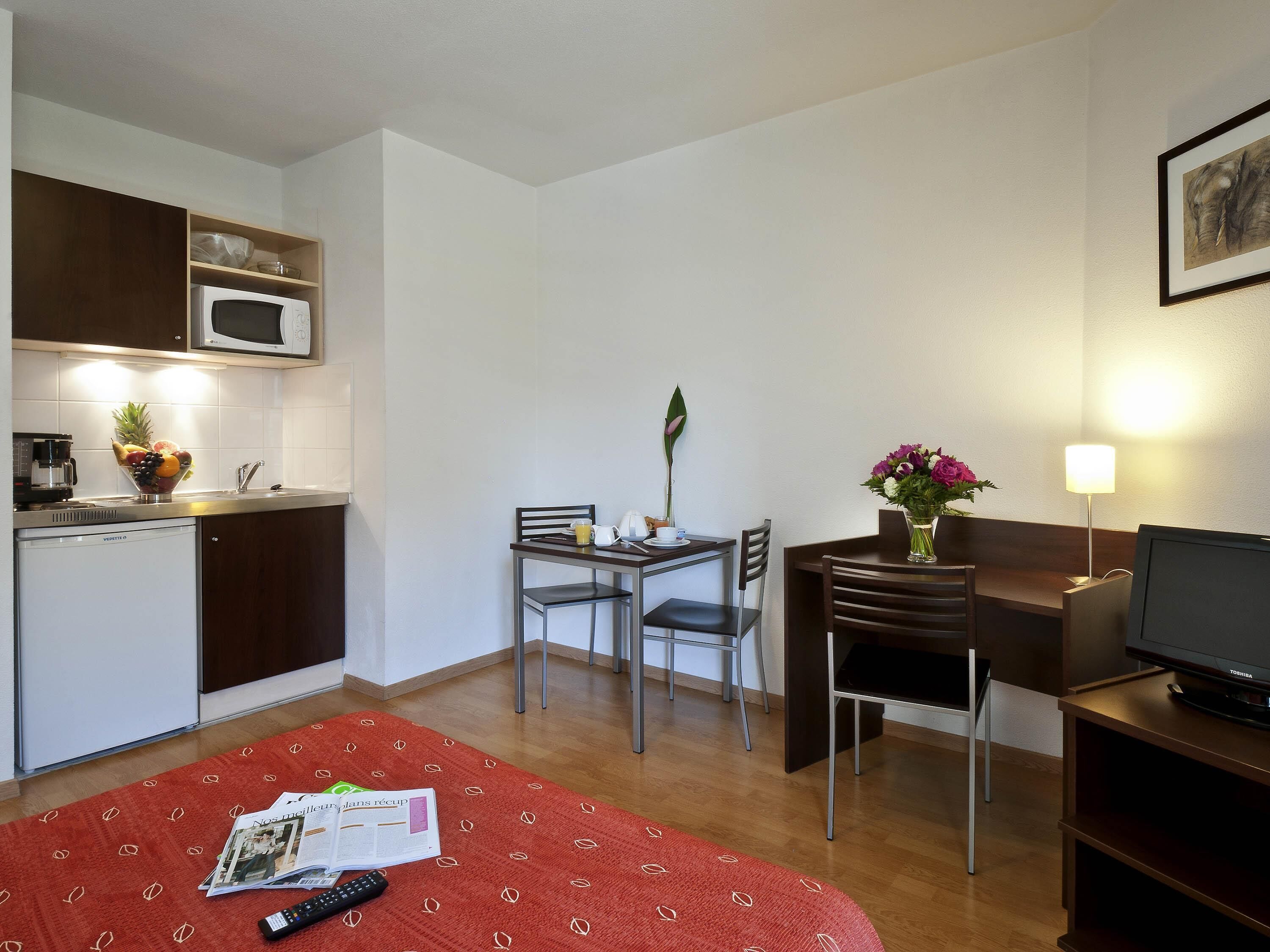 Studio (1 person) | Een kluis op de kamer, een bureau, geluiddichte muren, gratis babybedden