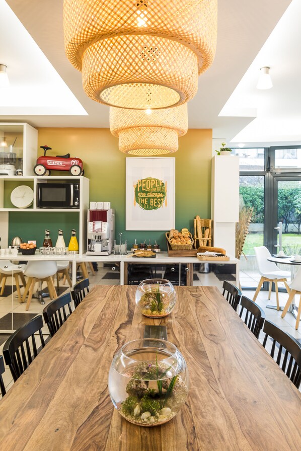 Sarapan prasmanan setiap hari (EUR 14 per orang)