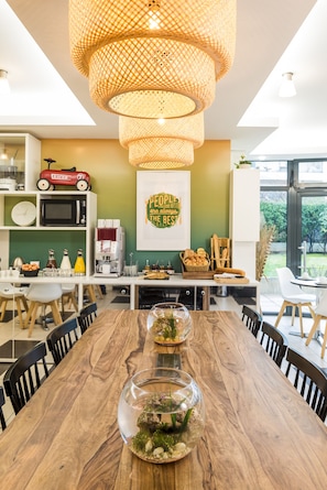 Desayuno buffet diario (EUR 14 por persona)