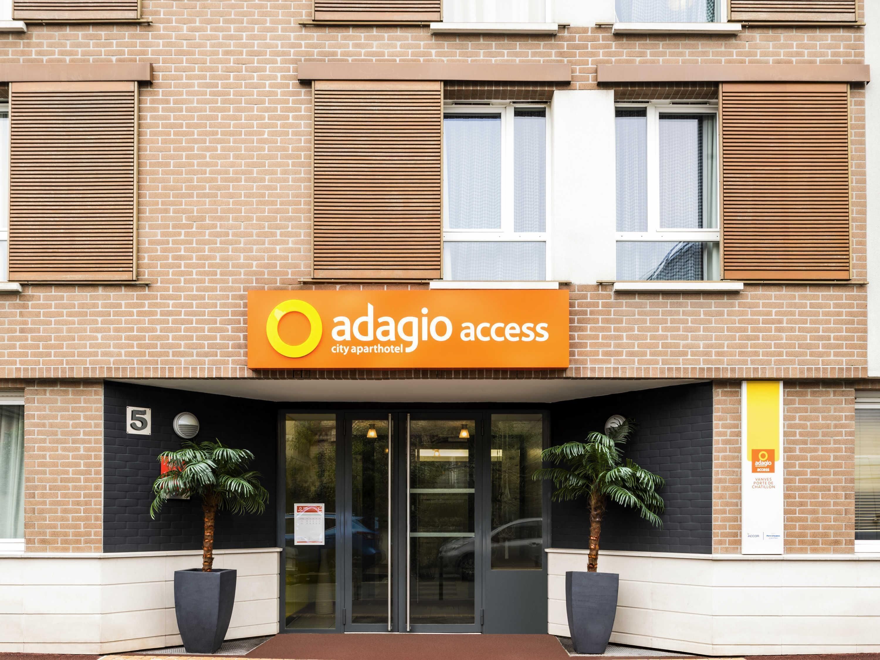 Un edificio con un cartel que dice 'adagio access city apartment hotel'.