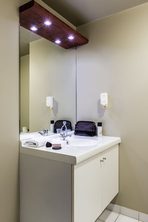 Ducha, artículos de tocador ecológicos, secador de pelo, toallas