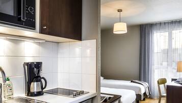 Caja de seguridad en la habitación y escritorio