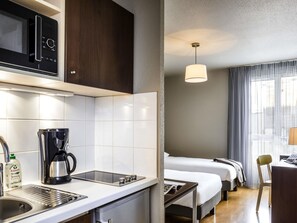 In-room safe, desk, soundproofing, free cribs/infant beds - Aparthotel Adagio Access Paris Vanves Porte de Chatillon (Vanves)