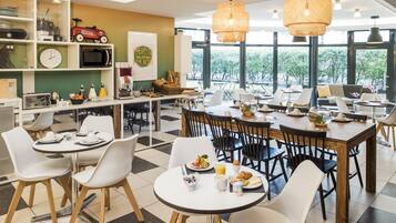 Päivittäinen buffetaamiainen (14 EUR per henkilö)