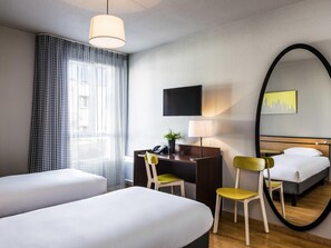 Brankas, meja kerja, kedap suara, dan tempat tidur bayi gratis