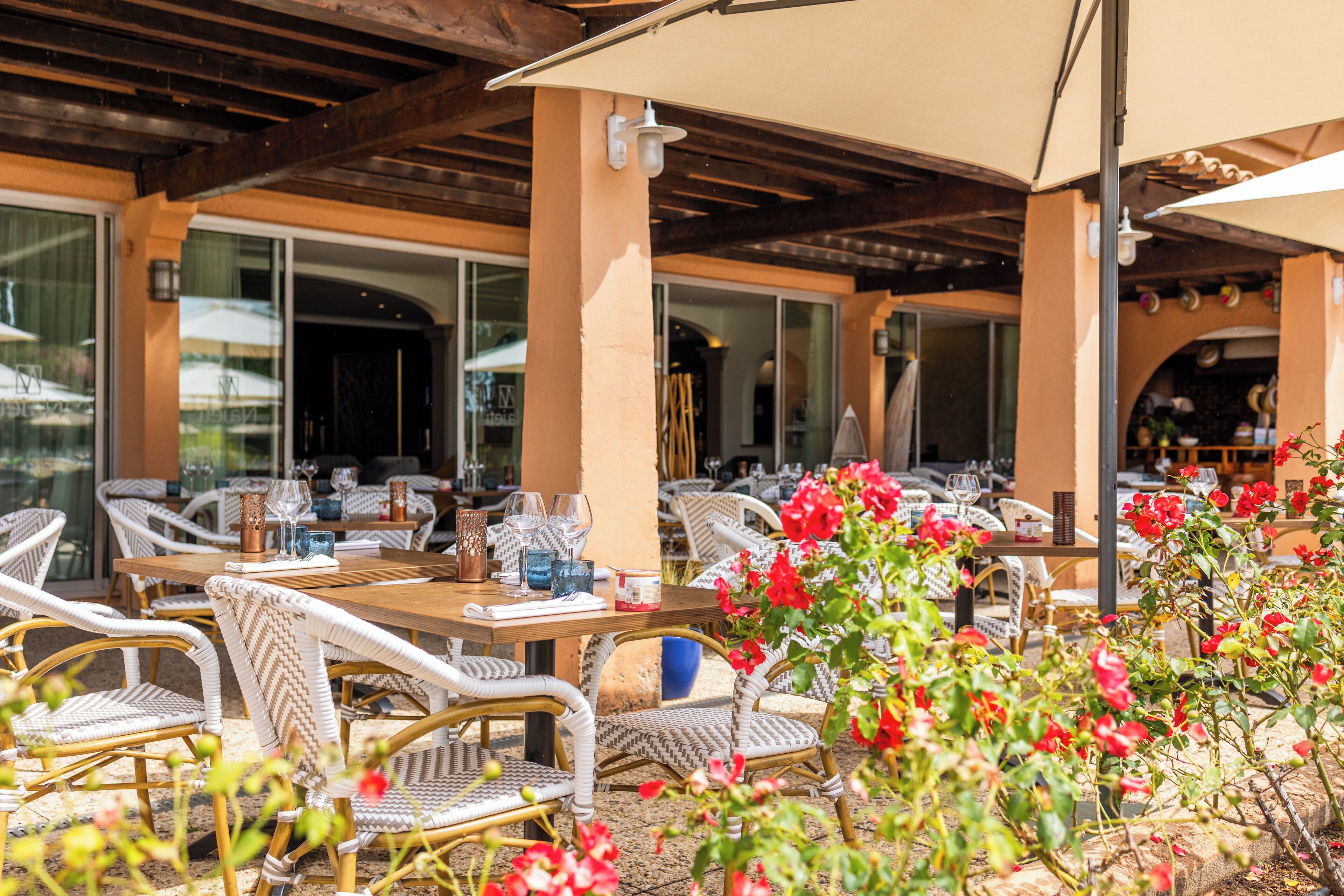 2 restaurants, lunch served