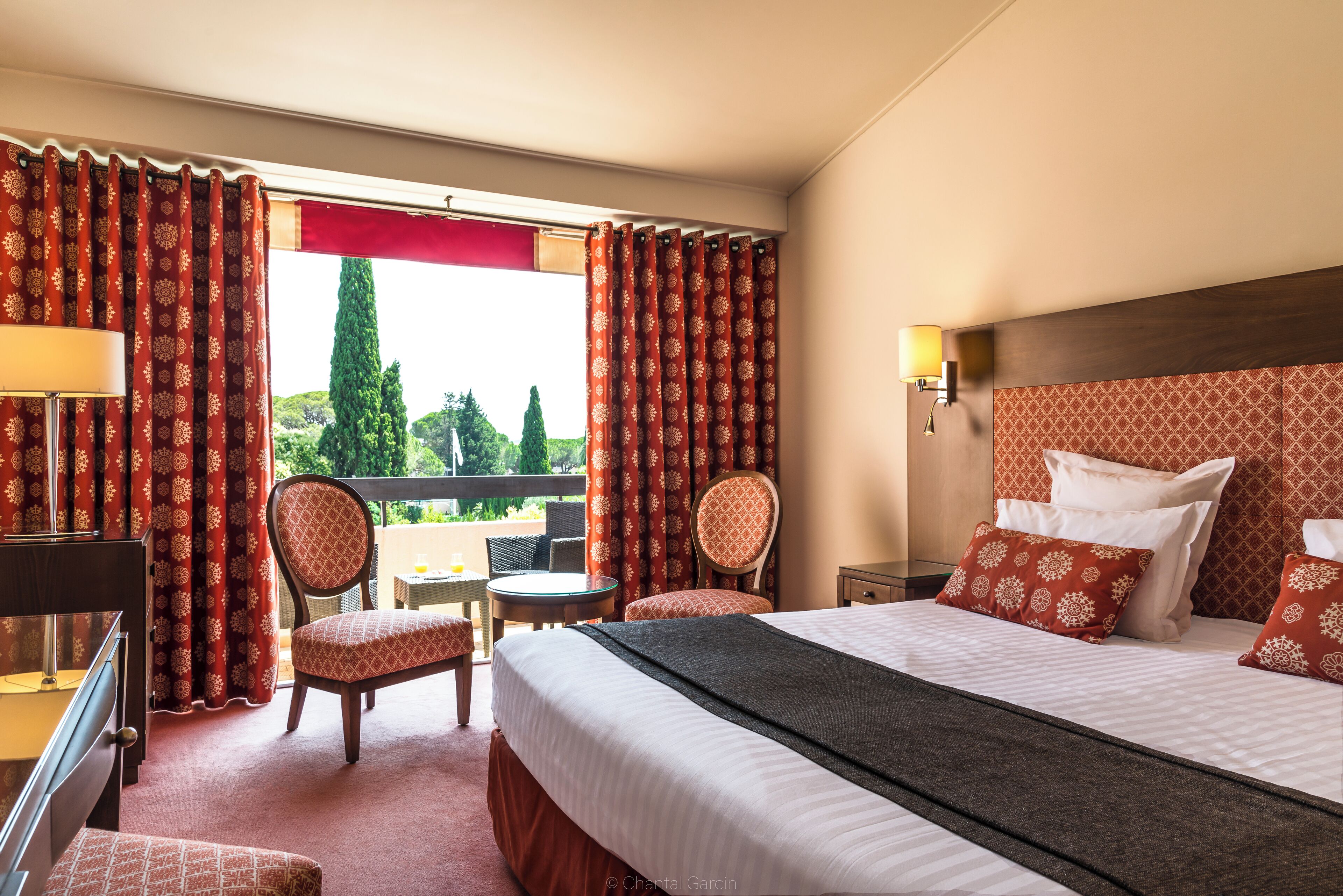Ropa de cama de alta calidad y minibar 