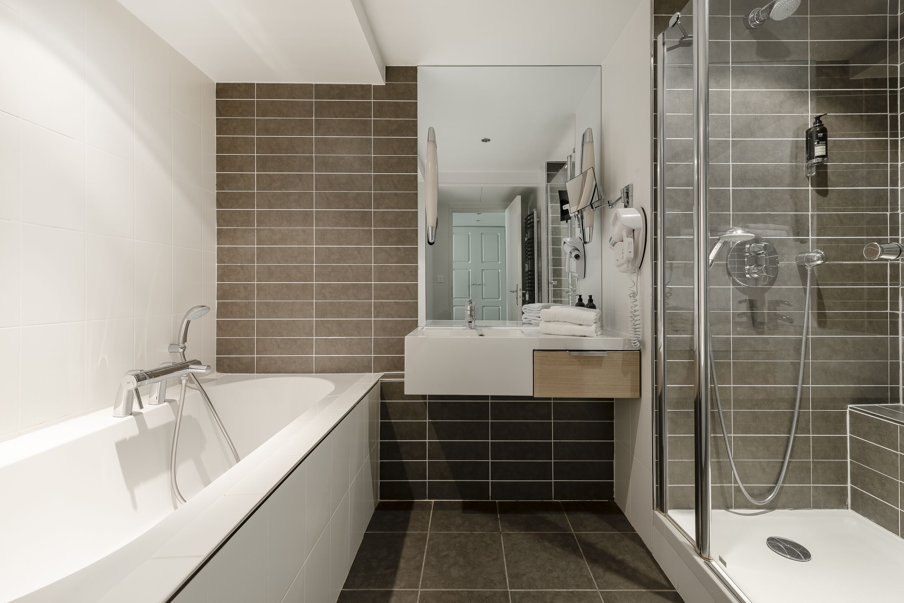 junior suite | bathroom | combined shower/bathtub, free toiletries, hair dryer, towels