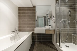Junior Suite | Bathroom | Combined shower/bathtub, free toiletries, hair dryer, towels - Golf Hôtel de Valescure & Spa NUXE (Saint-Raphael)
