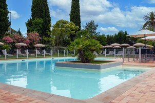Una piscina al aire libre de temporada (de 08:00 a 20:00), sombrillas