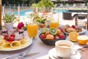 Daily buffet breakfast for a fee