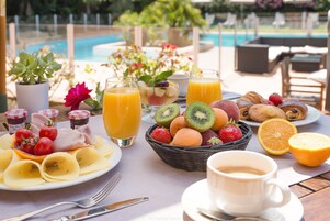 Se ofrece un desayuno bufé todos los días (por un coste adicional)