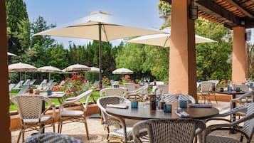 2 restaurantes; se sirven comidas
