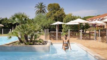 Piscine extérieure (ouverte en saison), parasols de plage