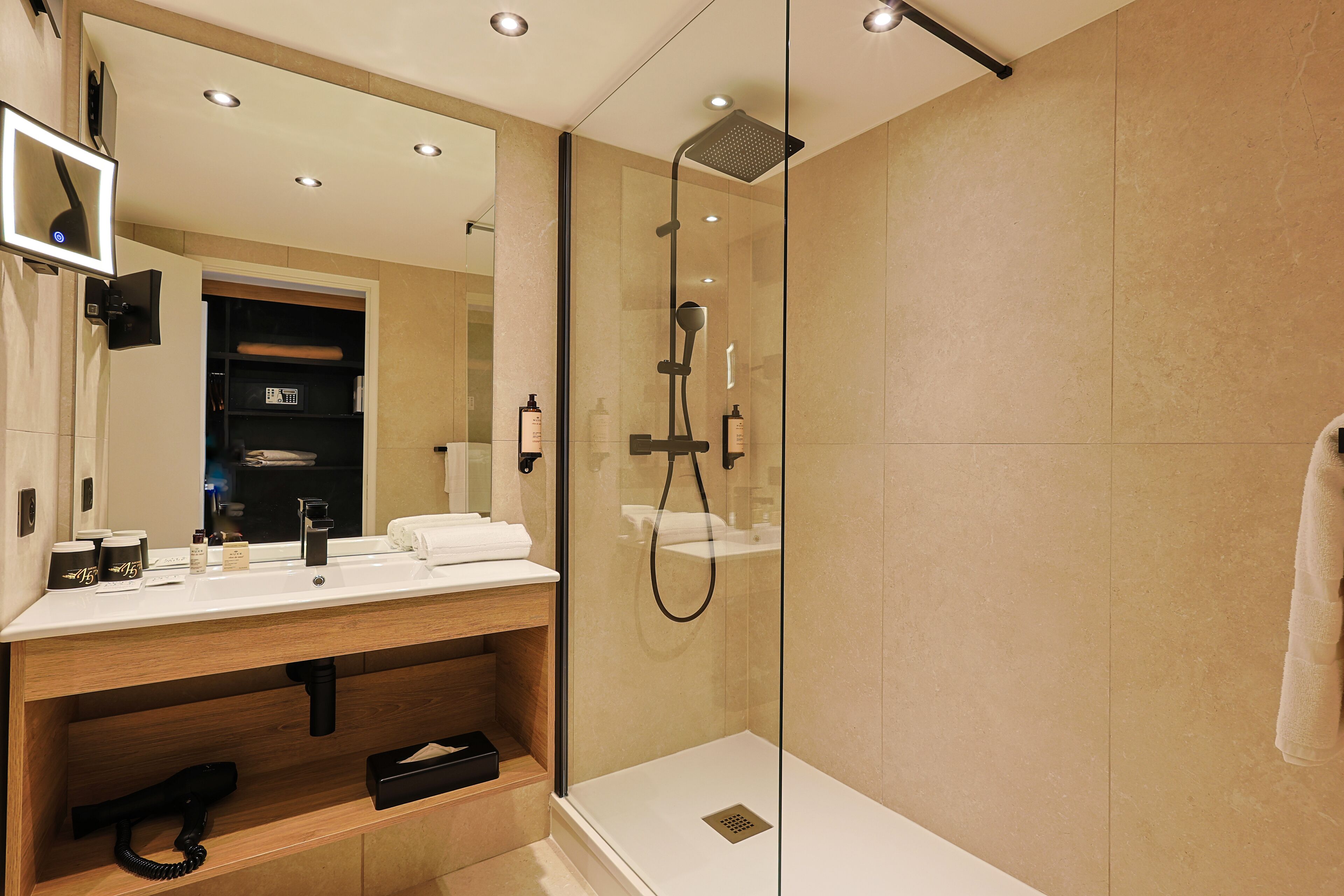 standard room | bathroom | combined shower/bathtub, free toiletries, hair dryer, towels