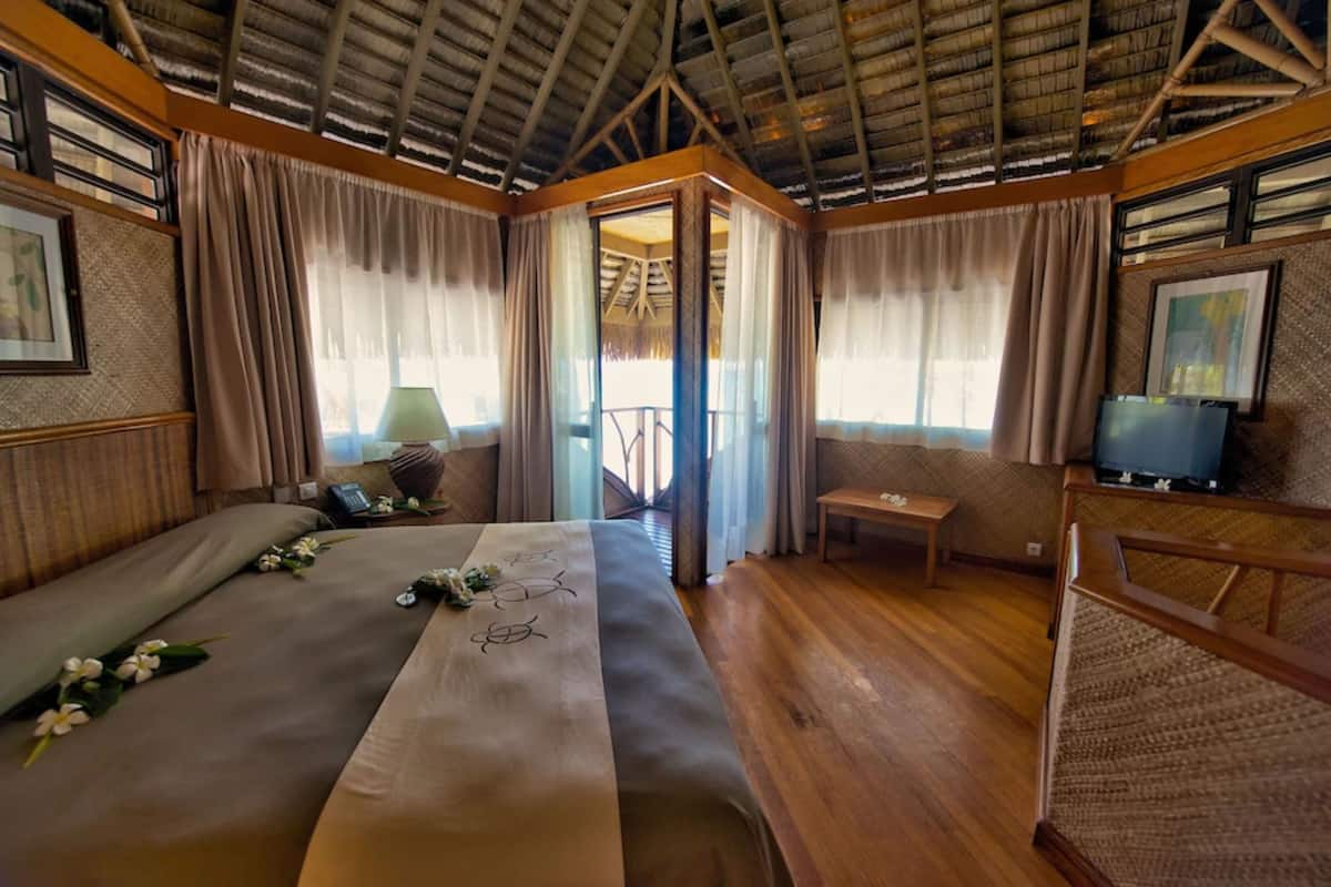 Familie bungalow, 2 slaapkamers, uitzicht op strand, aan het strand | Een kluis op de kamer, verduisterende gordijnen, geluiddichte muren