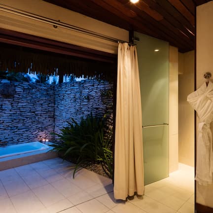 Beach Deluxe Bungalow with pool | Bathroom | Free toiletries, hair dryer, bathrobes, slippers