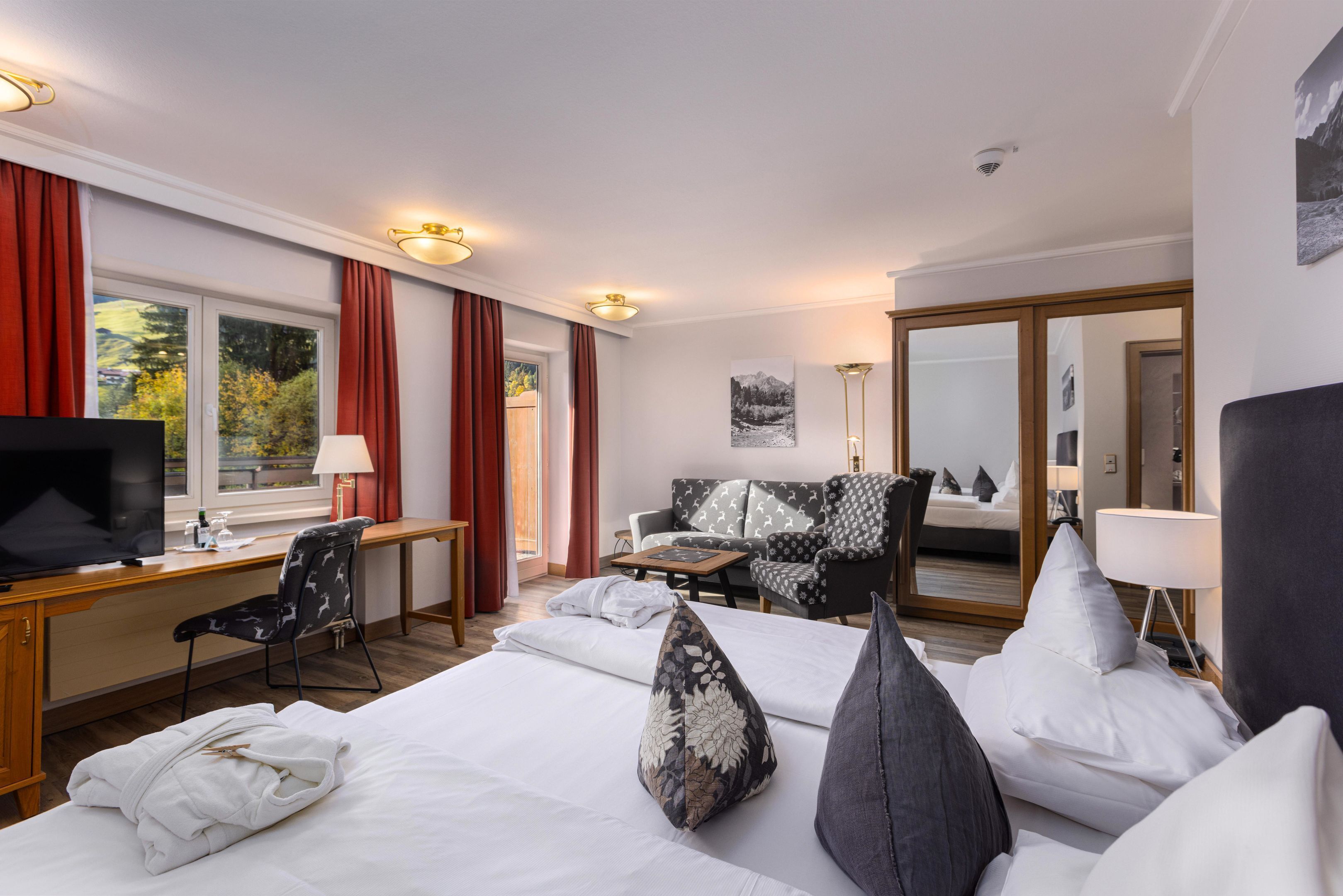 Comfort-Doppelzimmer, Talblick | Zimmersafe, Schreibtisch, Bügeleisen/Bügelbrett, kostenloses WLAN