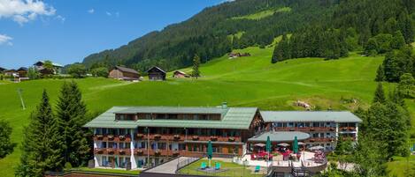 Vista frontal de la propiedad