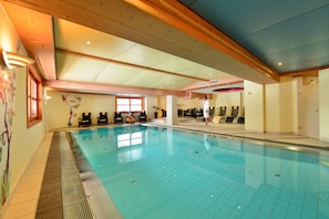 Indoor pool, sun loungers