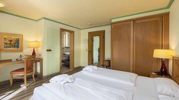 Standard-Doppelzimmer, Talblick | Minibar, Zimmersafe, Schreibtisch, Bügeleisen/Bügelbrett