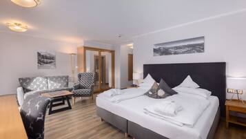 Comfort-Doppelzimmer, Talblick | Minibar, Zimmersafe, Schreibtisch, Bügeleisen/Bügelbrett
