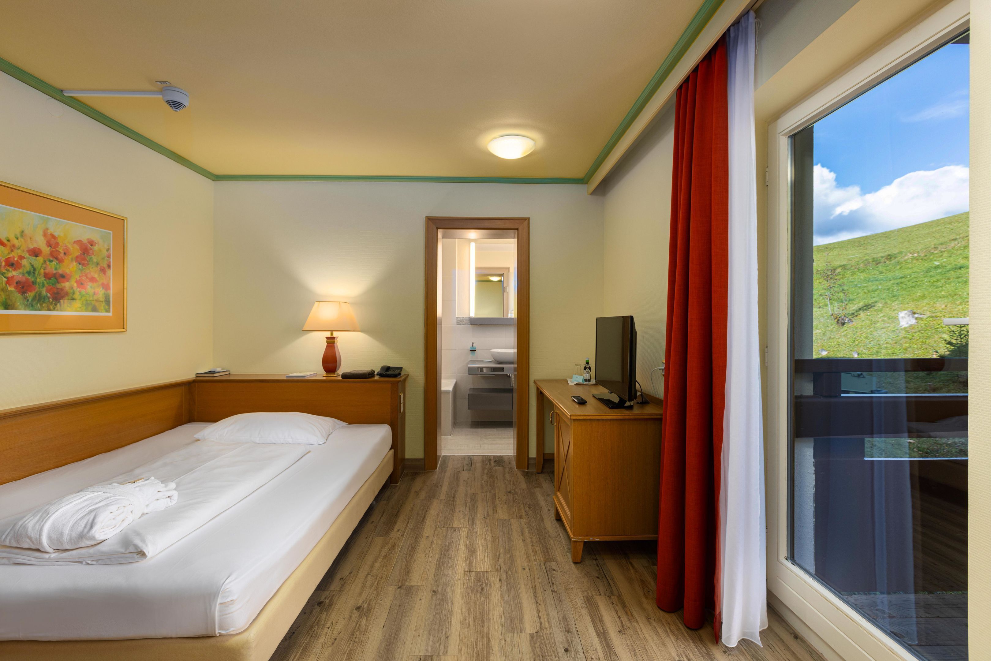 Classic Single Room | Bar mini, peti besi dalam bilik, meja, seterika/papan seterika 