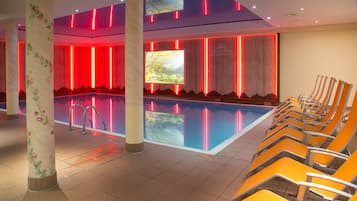 Innenpool, geöffnet von 07:00 Uhr bis 21:00 Uhr, LiegestĂŒhle