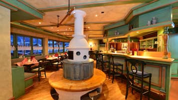 2 bares o lounges, pub gastronómico