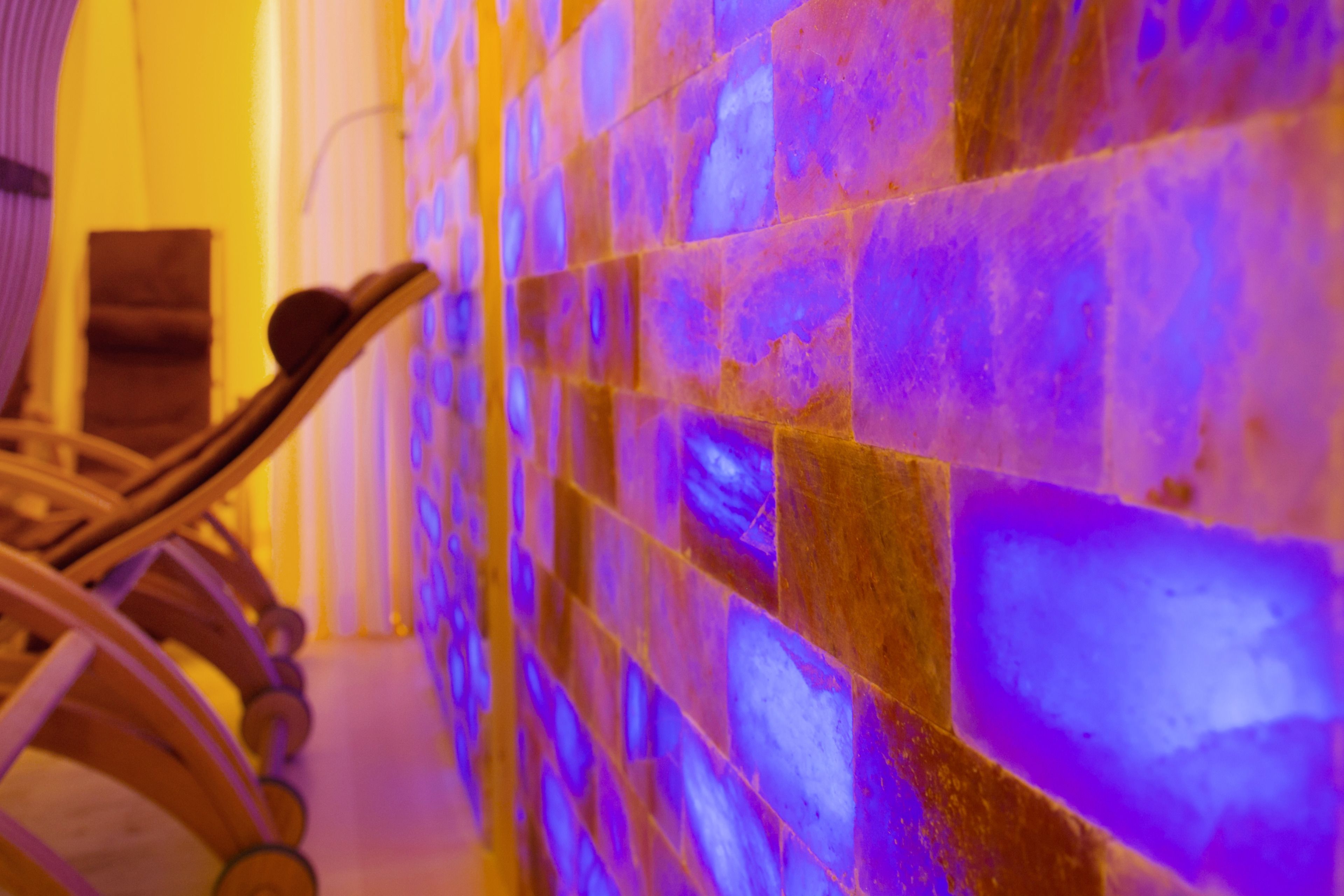 Primer plano de una pared con azulejos formando un patrón de cuadros.