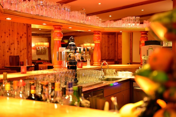 2 bars/lounges, gastropub