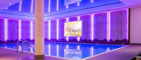 Innenpool, geöffnet von 07:00 Uhr bis 21:00 Uhr, Liegestühle