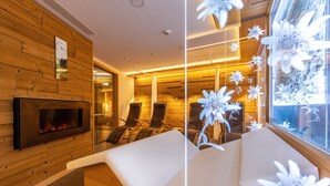 Une chambre d’hôtel avec une cheminée, des murs en bois et une grande fenêtre décorée de fleurs artificielles.