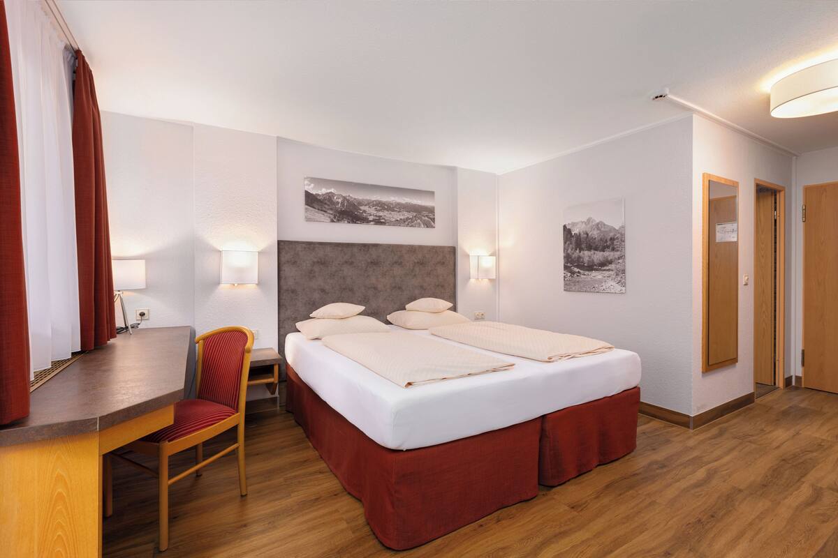 Minibar, in-room safe, desk, WiFi (free)