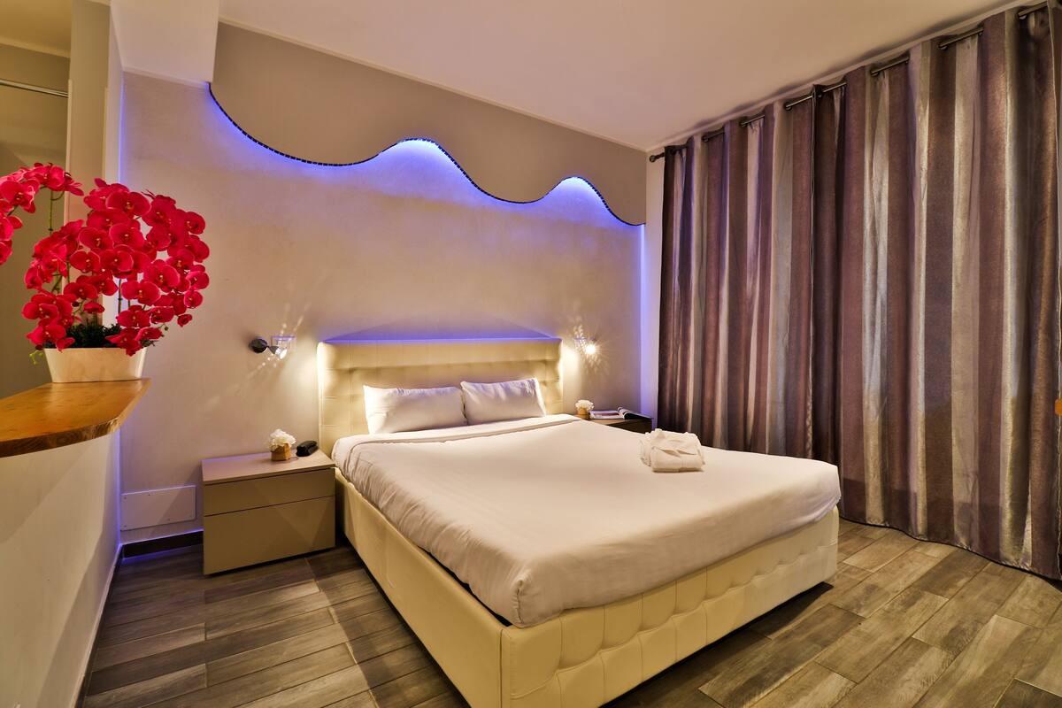 Lit avec matelas Select Comfort, minibar, coffre-fort, bureau