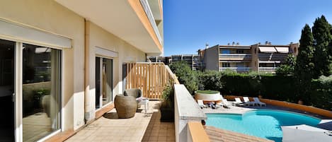 Suite Junior grande terrasse, vue piscine | Vue de la chambre