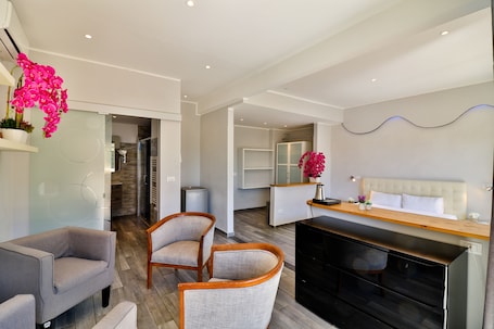 Junior Suite, Terrace, Pool View | Living room | Flat-screen TV. Hôtel de la Mer