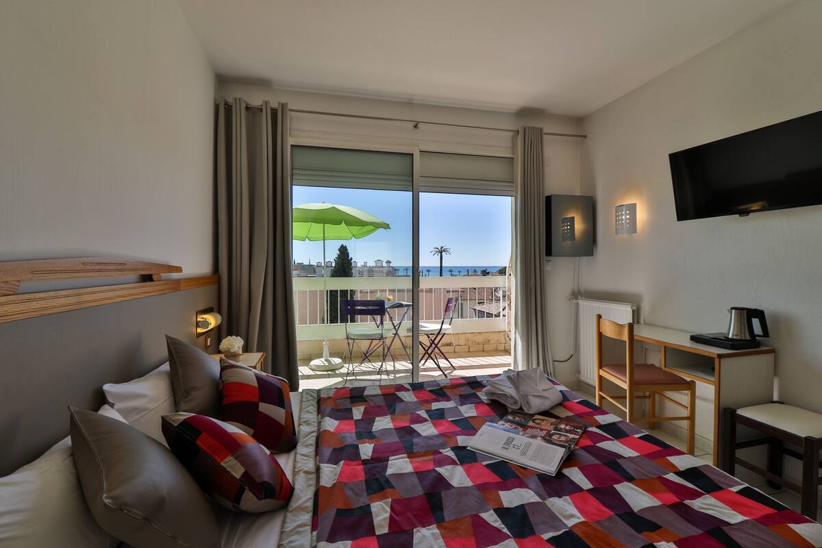 Lit avec matelas Select Comfort, minibar, coffre-fort, bureau