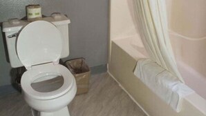 Ensemble douche/baignoire, articles de toilette gratuits, sèche-cheveux