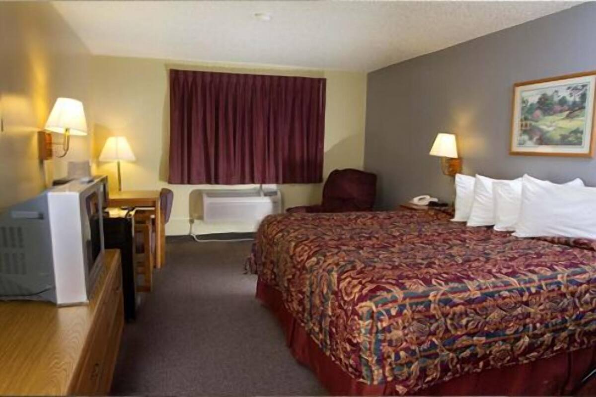 Standard Room, 1 King Bed | Cribs (free), rollaway beds (surcharge), WiFi (free)