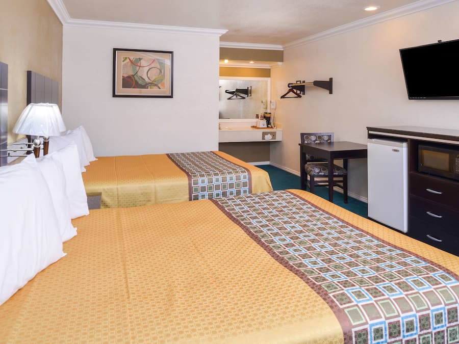 Schreibtisch, laptopgeeigneter Arbeitsplatz, Bügeleisen/Bügelbrett