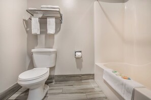 Combined shower/bathtub, towels - Colstrip Inn & Suites (Colstrip)