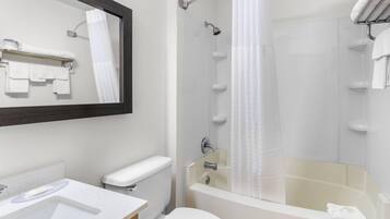 Une salle de bain comprenant des toilettes, un lavabo et une baignoire.