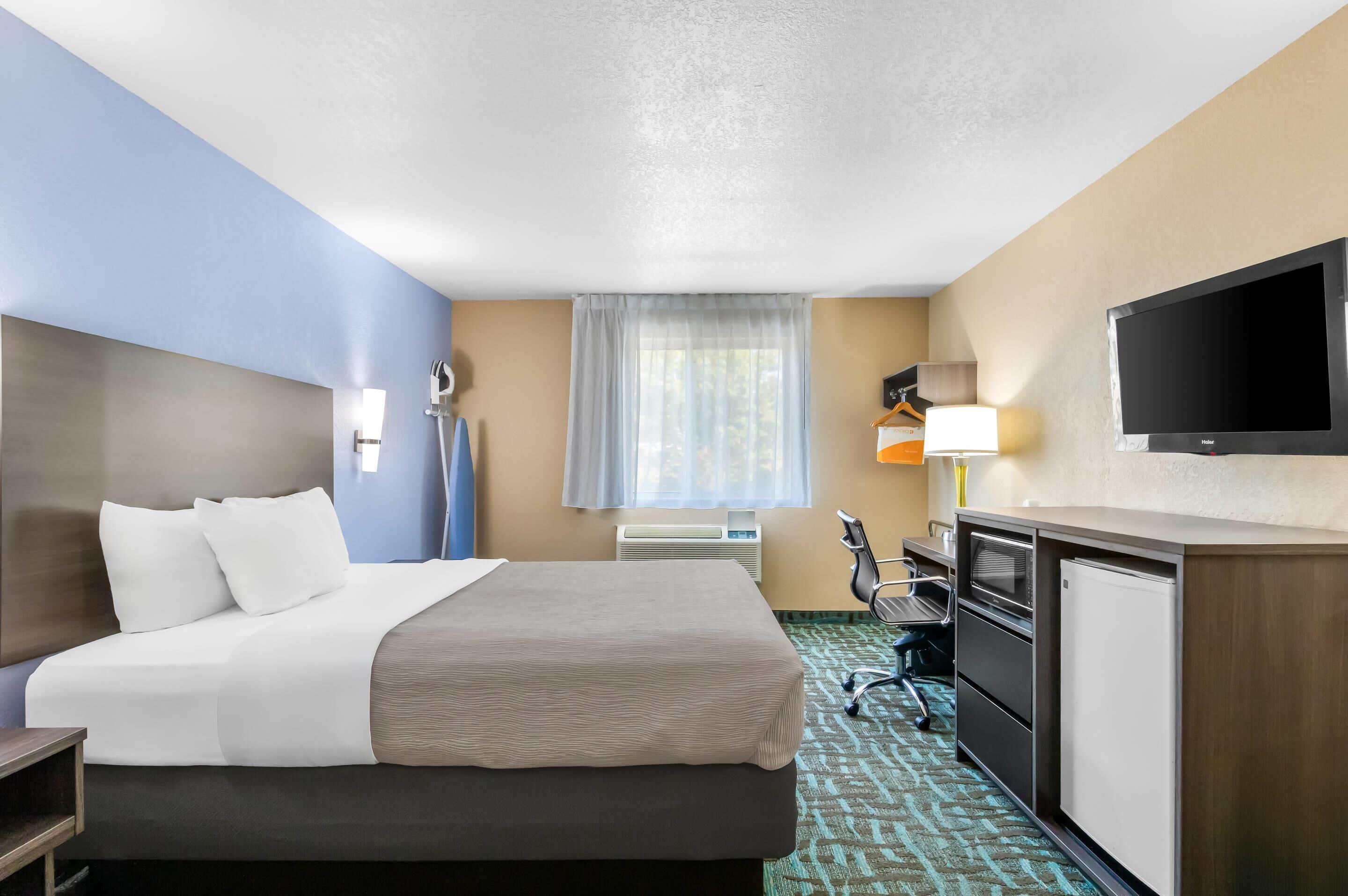 Escritorio y espacio para trabajar con laptop 