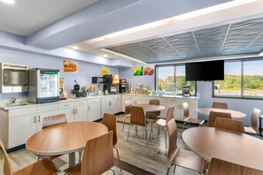Café da manhã para viagem grátis todos os dias