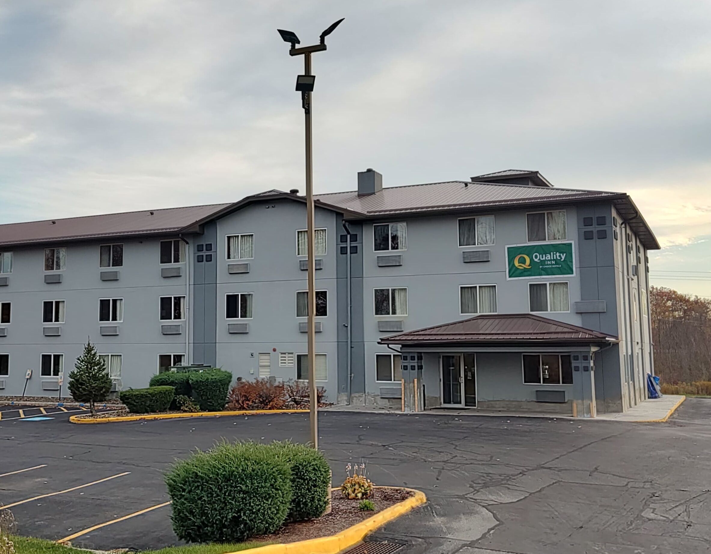A multi-story hotel with a sign reading "Quality Inn by Wyndham".
