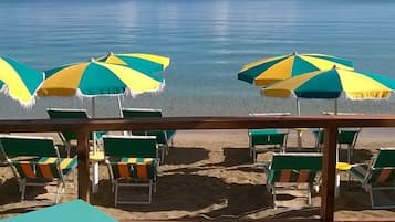 近隣のプライベートビーチ、黒砂、ビーチ シャトルサービス、サンラウンジャー