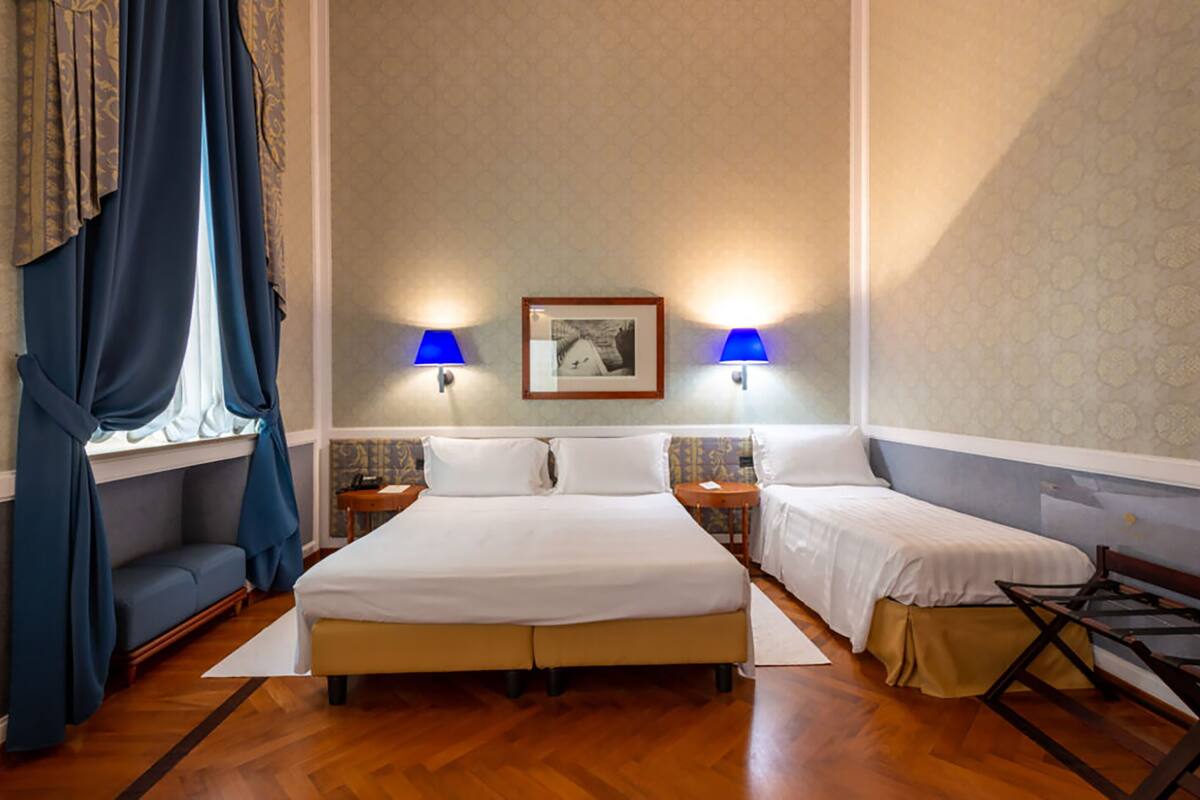 Habitación triple Deluxe | Ropa de cama de alta calidad, minibar, caja fuerte y escritorio