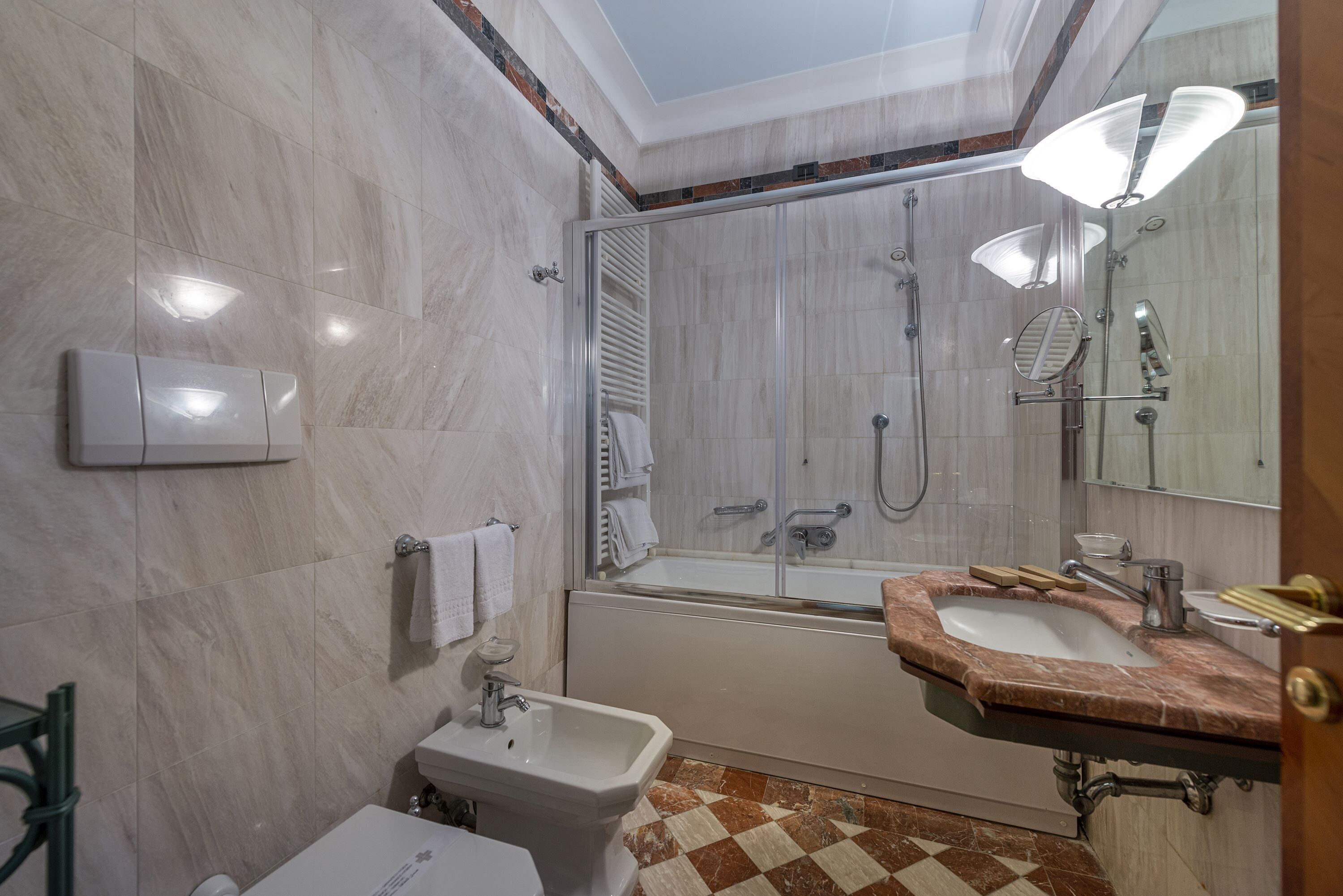 Une salle de bain moderne avec une baignoire, un lavabo et des toilettes.