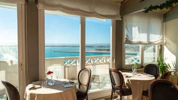 Breakfast, lunch, dinner served; international cuisine, alfresco dining